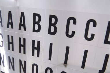 Alfabenin farklı harfleri, okumak ve yazmak için temel kurallar.