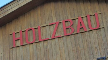 Ahşap işleme ve ahşap işçiliği, doğal bir kaynakla çalışıyor.