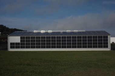 Modern binalarda yenilenebilir enerji kullanan güneş panelleri.