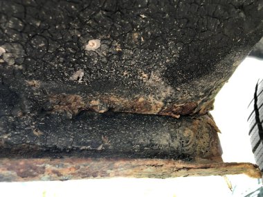 Araç gövdesinde pas, arabada aşınma izleri.