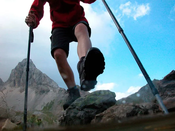 Alplerdeki Dağlarda Yürüyüş Için Yürüyüş Sopası — Stok fotoğraf
