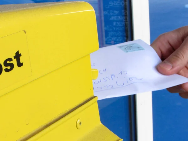 Gebruik Van Postdiensten Plaats Een Gestempelde Brief Een Brievenbus — Stockfoto