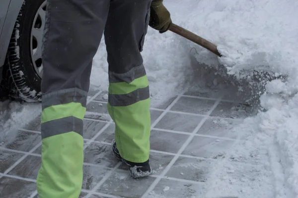 Rimozione Della Neve Con Una Pala Neve Inverno — Foto Stock