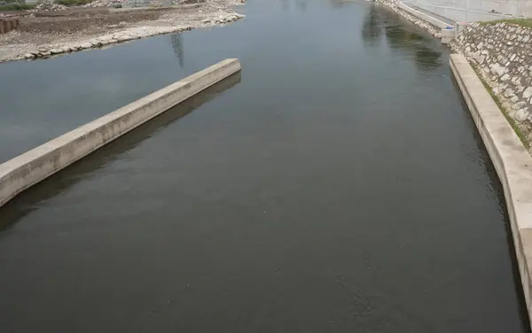 Betongschaktning Flodstranden Flodreglering Och Hydraulisk Konstruktion — Stockfoto