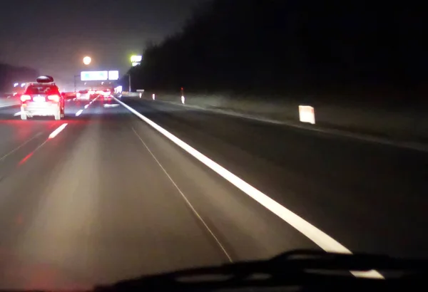 Conduire Dans Une Voiture Dans Obscurité Émergente Dans Rue — Photo