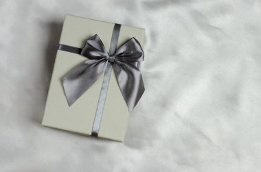 İpek kumaşlı hediye kutusu, koyu yeşil renkli. Sevgililer günü veya doğum günü hediyesi. Mesaj yeri olan bir Noel hediyesi.