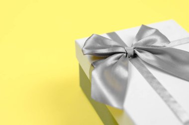 Sarı arka planda bir hediye kutusunun parçası. Yakın plan, kopyalama alanı.