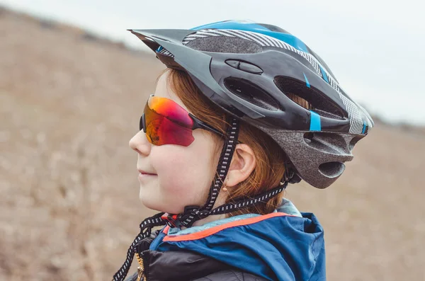 Vista Laterale Una Ragazza Casco Protettivo Bicicletta Occhiali Bicicletta Viaggio — Foto Stock