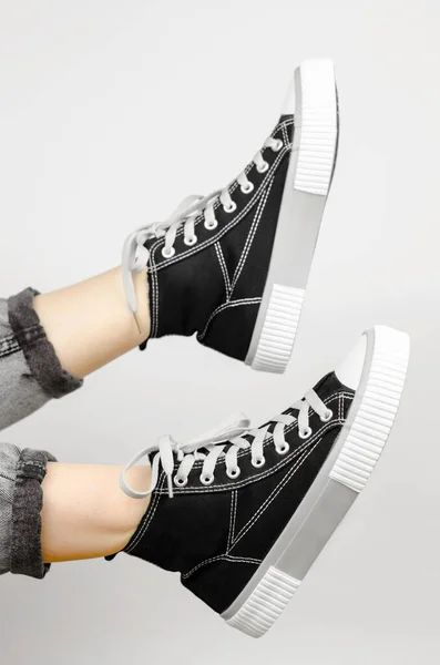 Γυναικεία Πόδια Sneakers Λευκό Φόντο Πλαϊνή Όψη Επιλεκτική Εστίαση — Φωτογραφία Αρχείου