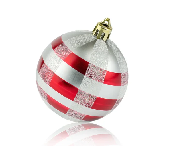 Argento Rosso Palla Natale Sfondo Bianco Con Riflessione Isolare — Foto Stock