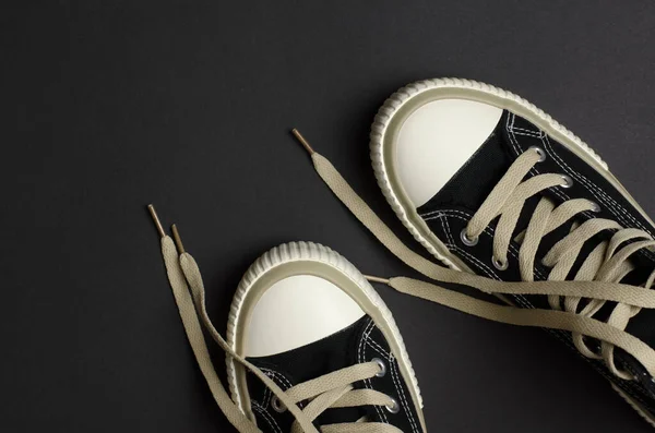 Вид Сверху Стильную Женскую Спортивную Обувь Черном Фоне Женская Обувь — стоковое фото
