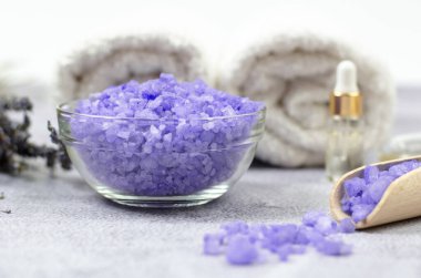 Spa kompozisyonu. Lavantalı deniz tuzu, seçici odaklı.