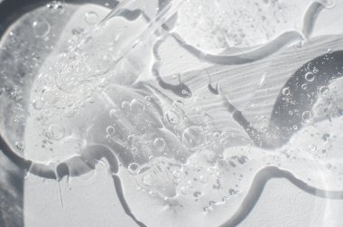 Petri kabında şeffaf kozmetik jel. Yakın çekim - jelin yapısı. Vücut bakımı kozmetiğinin laboratuvar araştırmaları ve geliştirilmesi