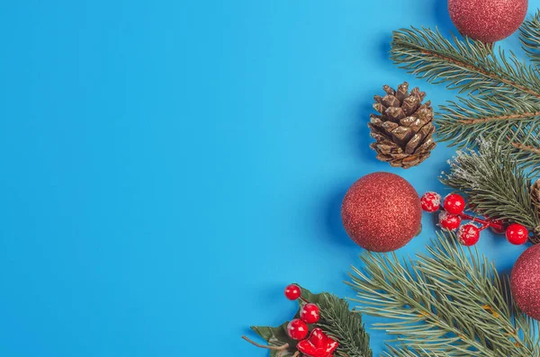 テキストのための場所とモミの枝やコーンと青クリスマスの背景 美しいクリスマスの背景 — ストック写真
