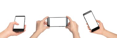 Kadın eli beyaz boş bir ekranla akıllı telefon tutuyor. Akıllı telefonda reklam için beyaz ekran