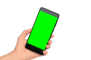 Beyaz arka planda kadın eli ile boş yeşil ekran akıllı telefon, izole