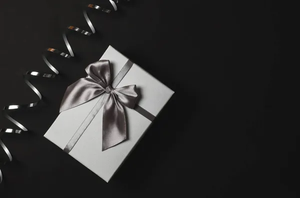 Λευκό Κουτί Δώρου Και Σερπεντίνη Μαύρο Φόντο Μαύρη Παρασκευή Πωλήσεις — Φωτογραφία Αρχείου
