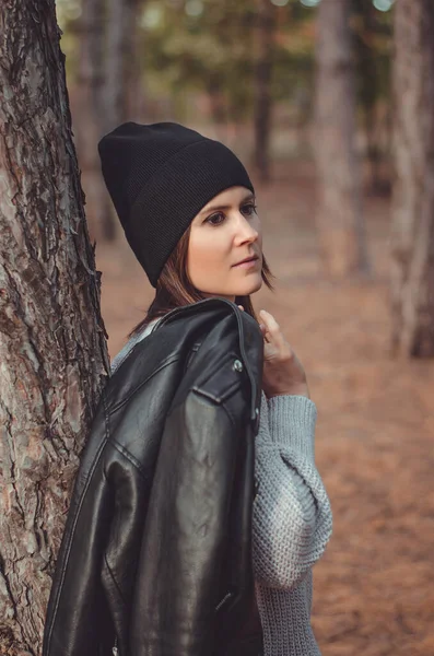 Ormandaki Genç Güzel Bir Kadının Portresi Açık Havada Siyah Şapkalı — Stok fotoğraf
