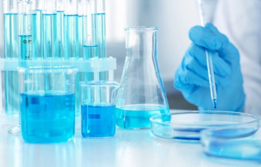 Laboratuvar pipeti bir bilim adamının elindedir. Bir bilim adamı koronavirüse karşı bir aşı üzerinde araştırma yapıyor. Laboratuvar klinik denemeleri.