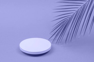 Palmiye dallı doğal taştan yapılmış ürünlerin ve kozmetik ürünlerin sunumu için yuvarlak podyum. Paketleme için boş bir vitrin. Yılın renginde kozmetik güzellik gösterisi Çok Peri