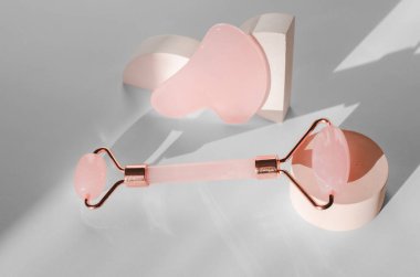 Keskin gölgeli beyaz bir arka planda yüz masajcısı. Cilt bakımı