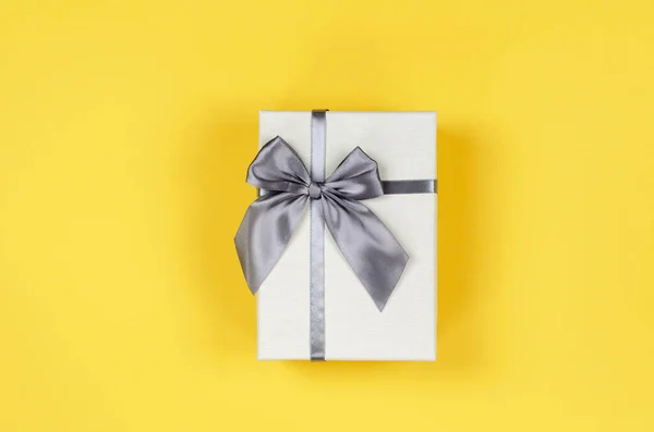 Beige Gift Box Yellow Background Top View — Stockfoto