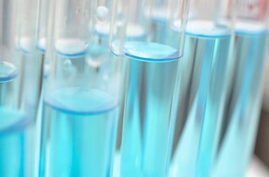 Mavi sıvılı tıbbi laboratuvar test tüpleri, seçici odaklanma. Bilimsel laboratuvar araştırması. Antiviral aşı geliştirme