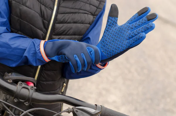 Close Cyclist Putting Sports Gloves Warm Sports Gloves Woman Hand — Stock Photo, Image