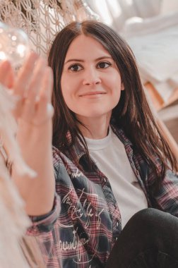 Güzel bir bayram ortamında genç bir kadın. Güzel bir esmerin portresi