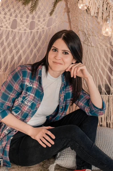 Beautiful Young Woman Cozy Christmas Setting Portrait Beautiful Brunette — Fotografia de Stock