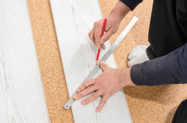 Plastik döşeme döşemesi tanınmaz halde. Profesyonel döşeme - kaplama