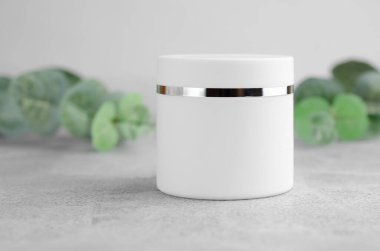 Kapalı beyaz nemlendirici kavanozu. Nemlendirici beyaz ambalaj modeli. Doğal kozmetik ürünleri kavramı