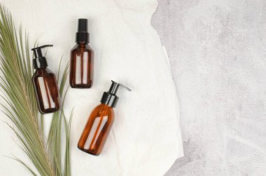 Pompalı ve spreyli kozmetik şişeler. Kişisel hijyen için doğal organik kozmetik. SPA kozmetik markalaşma modeli, üst görünüm