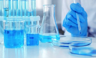 Bilim adamı laboratuvarda araştırma yapıyor. Klinik deneyler ve aşı geliştirme. Laboratuvar pipetli bir bilim adamının elleri.