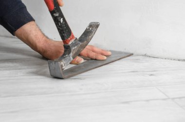 Profesyonel döşeme, kaplama. Tanımlanamayan adam döşeme kaplaması döşüyor..