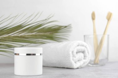 Spa tedavileri için doğal kozmetik ürünler kavramı. Nemlendirici beyaz ambalaj modeli. Kapalı beyaz nemlendirici kavanozu.