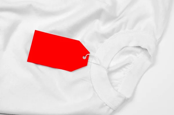 Shirt Branca Sobre Fundo Branco Com Rótulo Branco Vermelho Etiqueta — Fotografia de Stock