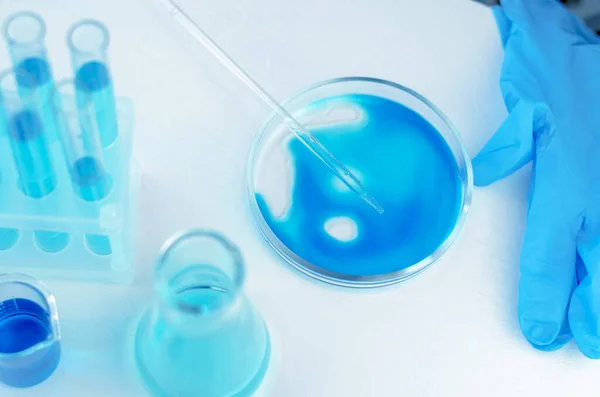 Разработка Противовирусной Вакцины Лабораторное Стекло Голубой Голубой Жидкостью Белом Столе — стоковое фото