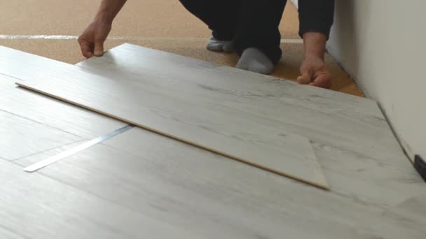 Unrecognizable Man Laying Laminate Flooring Professional Laying Flooring Laminate — Stock Video