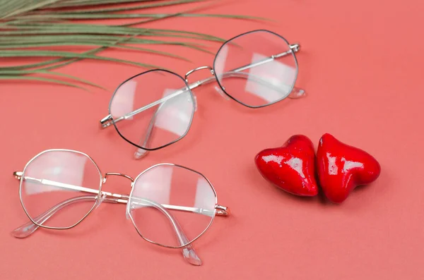 Gafas Para Visión Sobre Fondo Rojo Con Corazones Publicidad Para —  Fotos de Stock