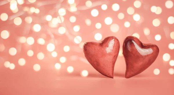 Zwei Rote Herzen Auf Dem Hintergrund Verschwommener Lichter Banner Valentinstag — Stockfoto