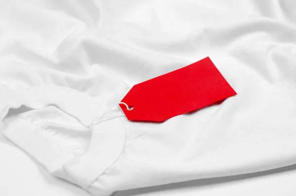 Étiquette Vide Rouge Sur Shirt Blanc Shirt Blanc Sur Fond — Photo