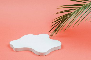 Paketleme için boş bir vitrin. Kozmetik güzellik gösterisi. Palmiye dallı doğal taştan yapılmış ürünlerin ve kozmetik ürünlerin sunumu için yuvarlak podyum.