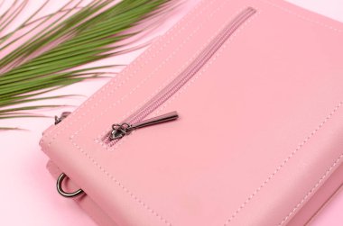 Pembe bir arka planda pembe kadın çantası.