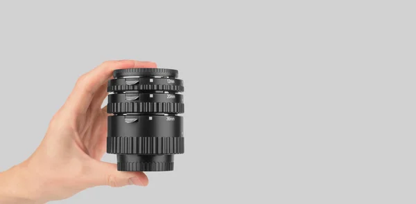 Macro Rings Camera Male Hand Gray Background Copy Space — Stock Photo, Image