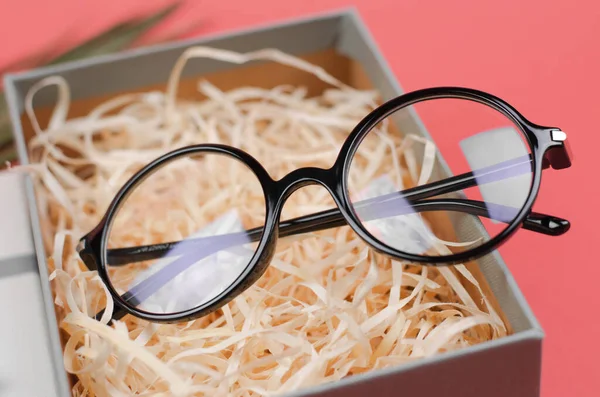 Stylowe Okrągłe Okulary Pudełku Prezentami Okulary Zbliżeniowe Ostrość Selektywna — Zdjęcie stockowe