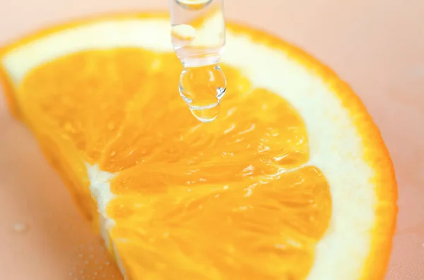 Una Gota Cae Una Pipeta Una Rebanada Naranja Cerca Vitamina — Foto de Stock