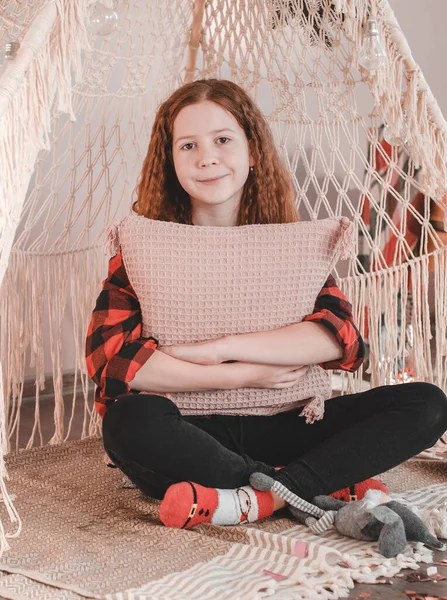 Dvanáctiletá Holka Sedí Stanu Uvnitř Červenovlasá Dívka Objímající Polštář — Stock fotografie