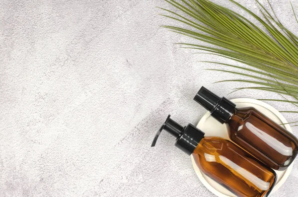SPA kozmetik modelleme, üst görünüm, kopyalama alanı. Pompalı ve spreyli kozmetik şişeler. Kişisel hijyen için doğal organik kozmetik.