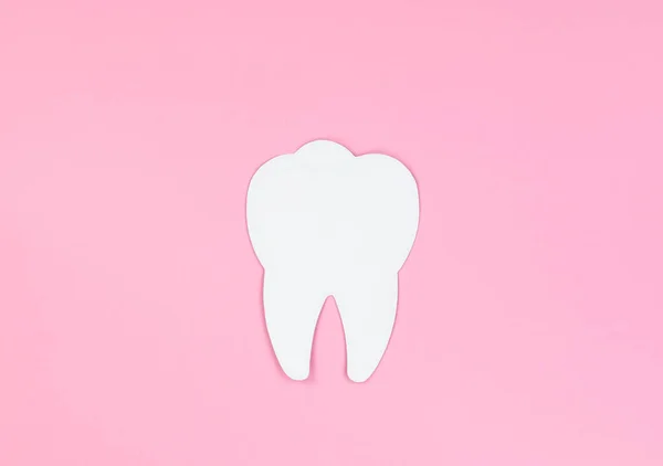 Концепция Стоматологической Помощи Копия Пространства Белый Зуб Розовом Фоне — стоковое фото